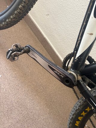 Dos bicicletas esa y otra bh