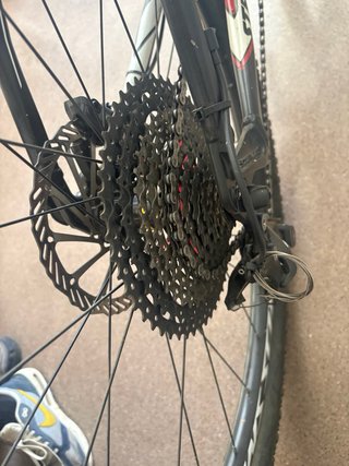 Dos bicicletas esa y otra bh