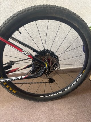 Dos bicicletas esa y otra bh
