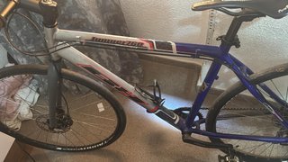Dos bicicletas esa y otra bh
