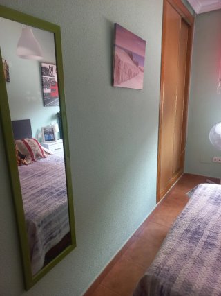 Se alquila habitación en un chalets para chica.