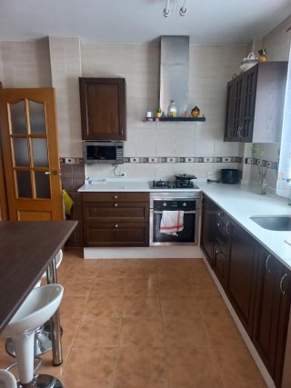 Se alquila habitación en un chalets para chica.