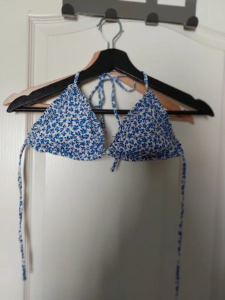 Bikini floral azul y blanco puesto una vez