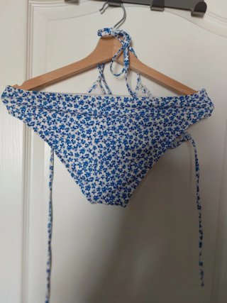 Bikini floral azul y blanco puesto una vez