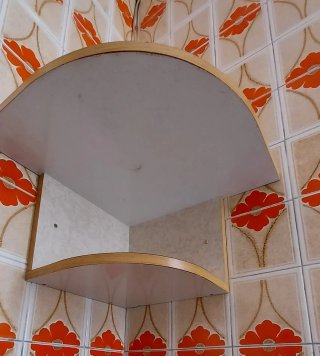 Estante de esquina beige y marrón