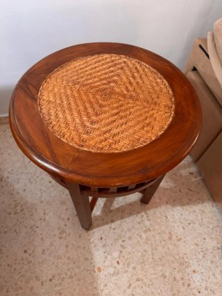 Mesita de salón de madera y mimbre