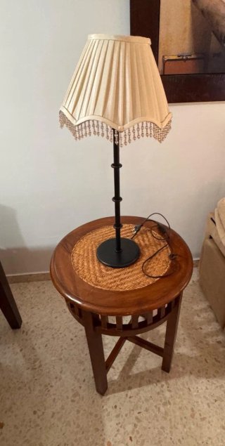 Mesita de salón de madera y mimbre