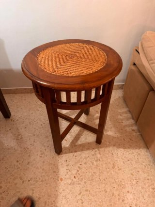 Mesita de salón de madera y mimbre