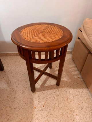Mesita de salón de madera y mimbre