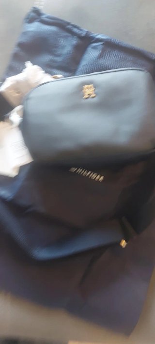 Borsa Tommy Hilfiger nera con dettagli oro