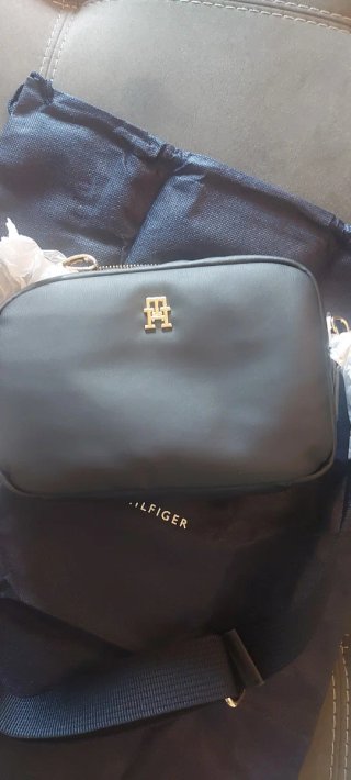 Borsa Tommy Hilfiger nera con dettagli oro