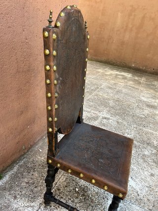 Sillas antiguas de cuero y madera