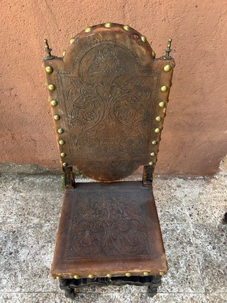 Sillas antiguas de cuero y madera