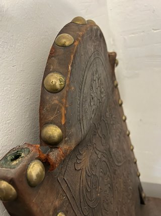 Sillas antiguas de cuero y madera