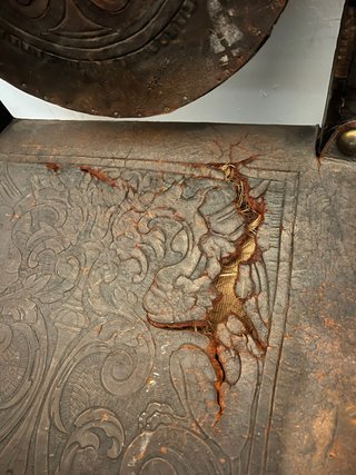 Sillas antiguas de cuero y madera