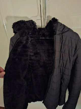 Giubbino nero con cappuccio e pelliccia