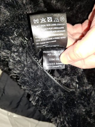 Giubbino nero con cappuccio e pelliccia