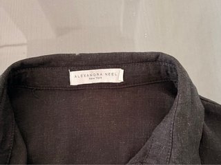 Mono corto negro con cinturón