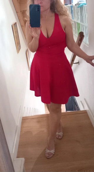 Vestido rojo con espalda descubierta y lazo