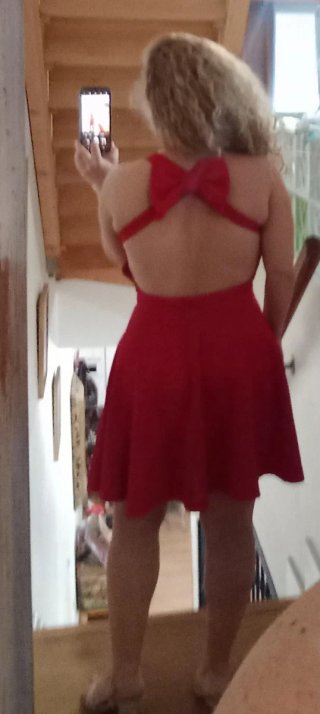 Vestido rojo con espalda descubierta y lazo