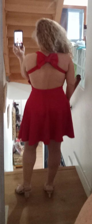 Vestido rojo con espalda descubierta y lazo