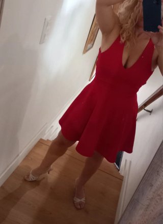 Vestido rojo con espalda descubierta y lazo
