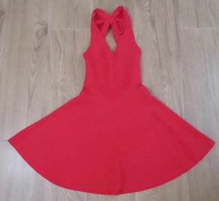 Vestido rojo con espalda descubierta y lazo