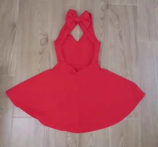 Vestido rojo con espalda descubierta y lazo