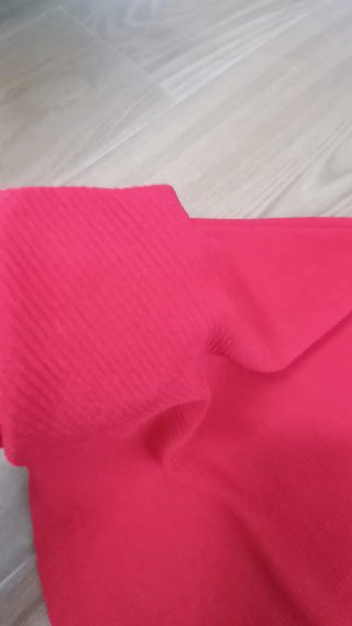 Vestido rojo con espalda descubierta y lazo