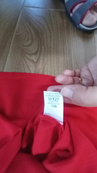 Vestido rojo con espalda descubierta y lazo