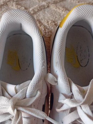 Nike Air Force 1 Low Blancas con Detalle Amarillo