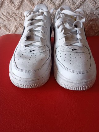 Nike Air Force 1 Low Blancas con Detalle Amarillo