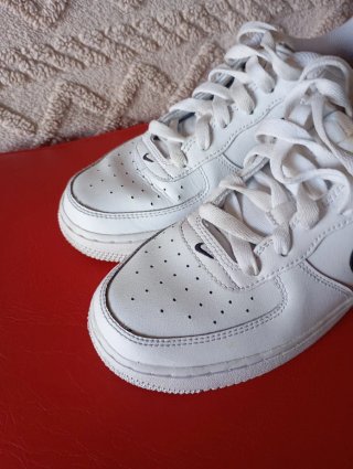 Nike Air Force 1 Low Blancas con Detalle Amarillo