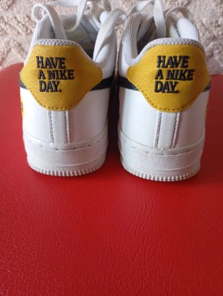 Nike Air Force 1 Low Blancas con Detalle Amarillo
