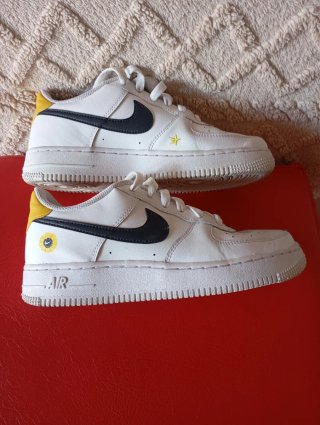 Nike Air Force 1 Low Blancas con Detalle Amarillo