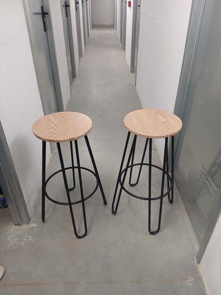 Taburetes altos de hierro y madera