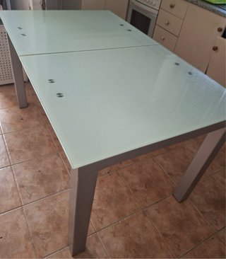 Mesa de cristal y metal