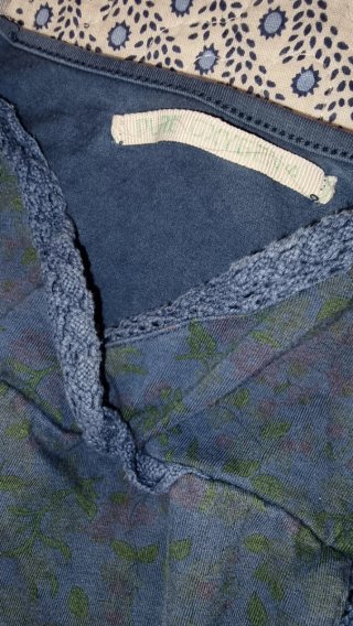 Top estivo blu con fiori