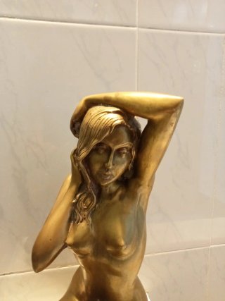 Escultura femenina de latón