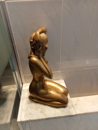 Escultura femenina de latón