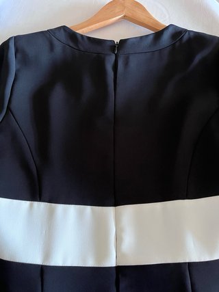 Vestido negro y blanco de crepé