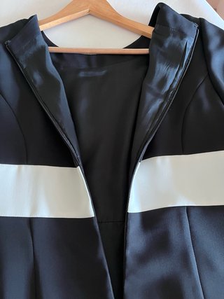 Vestido negro y blanco de crepé