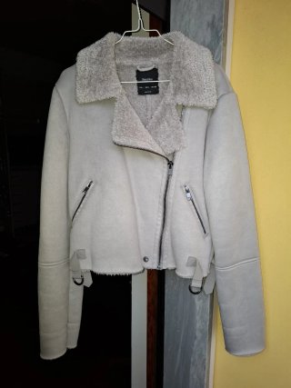 Giacca biker grigia con pelliccia