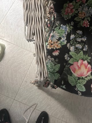 Sillón de mimbre blanco con cojín floral