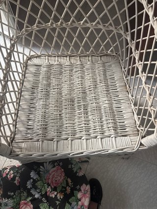 Sillón de mimbre blanco con cojín floral