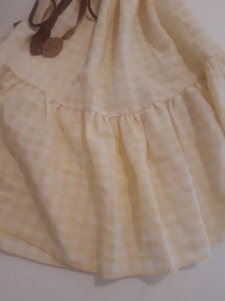 Vestido de verano amarillo y blanco.