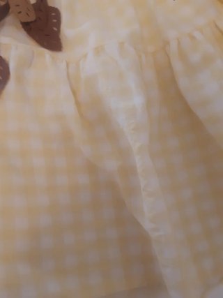 Vestido de verano amarillo y blanco.
