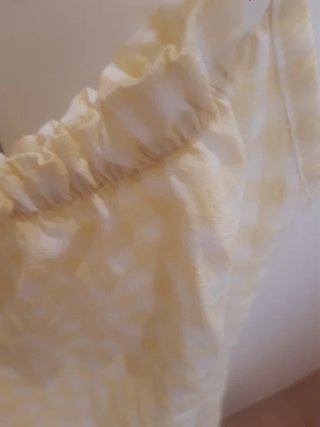 Vestido de verano amarillo y blanco.