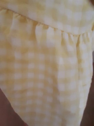 Vestido de verano amarillo y blanco.