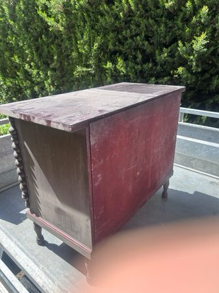 Cómoda antigua de madera tallada